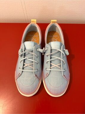 Sperry Size 8 Crest Vibe Shimmer Blue Canvas Sneakers. New With Box